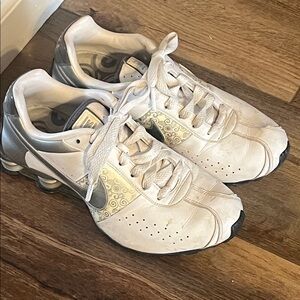 Sz 7.5 Nike Women's Support Sneakers Tennis shoes